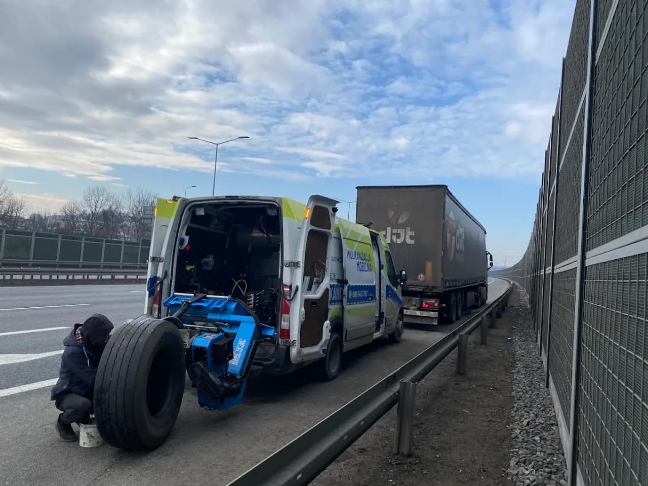Specjalistyczny serwis opon TIR Kraków, naprawa opony ciężarowej na autostradzie A4, mobilna wulkanizacja flot i pojazdów przemysłowych 24/7