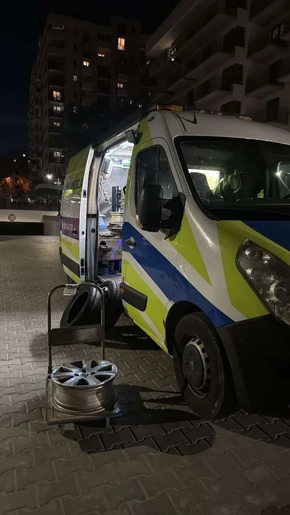 Mobilny serwis opon Kraków na osiedlu w nocy, dojazd do klienta z gotowym kompletem felg, pomoc drogowa 24/7